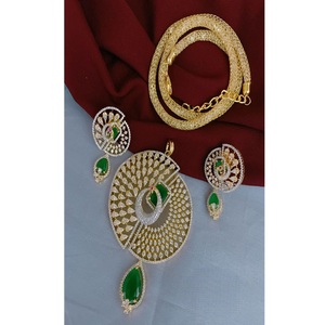 Conjunto de Collar y Pendientes de Latón con Baño de Oro y Circonitas de Alta Calidad, Diseño Moderno y Elegante para Bodas - Product Image 2