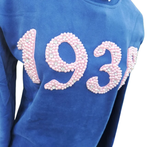 เสื้อสเวตเชิ้ตสีน้ำเงินกรมท่า รุ่นวินเทอร์ 1938 ประดับคริสตัลสีชมพูมุก ดีไซน์ตัวอักษร คอกลม แขนยาว สวมใส่สบาย เป็นมิตรต่อสิ่งแวดล้อม - Product Image 5