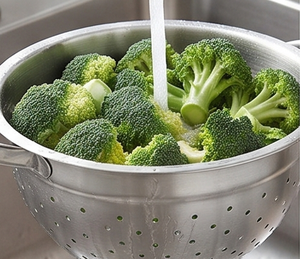 Stainless Steel Colander With Handles For Fruits And Vegetables Kitchen Strainer Durable Metal Design For Home Restaurant Events - Product Image 5