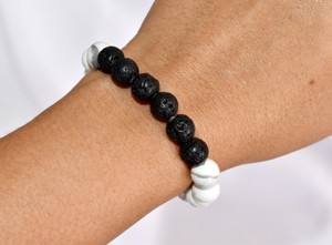 Pulsera Difusora de Piedras de Lava y Howlite de Calidad Premium, Joyería Espiritual con Cristales y Gemas, Regalo Espiritual - Product Image 2