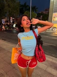 Top corto ajustado de manga corta para mujer en algodón estampado – un estilo urbano de verano dinámico y transpirable hecho en Vietnam - Product Image 3
