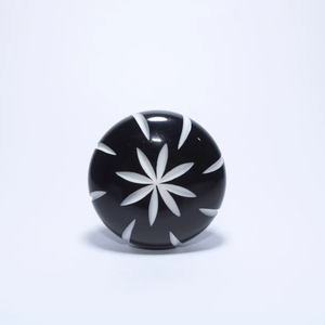 Tirador de Lujo de Resina para Cajones y Gabinetes, Diseño Floral en Blanco y Negro, Decorativo para Muebles y Armarios - Product Image 1