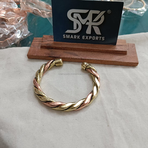 Brazalete de cobre y latón hecho a mano, brazalete Kada para hombres y mujeres, diseño retorcido, joyería curativa elegante - Product Image 4