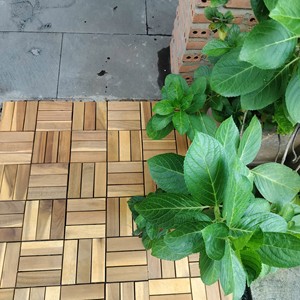 Azulejos de cubierta de madera de acacia 300x300mm Azulejo de piso de exterior entrelazado impermeable para jardín y terraza - Product Image 6