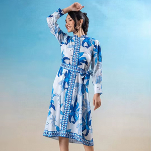 ชุดเดรสลายดอกไม้สีฟ้า คอสูง แขนยาว ทรงหลวม ความยาวปานกลาง ชายกระโปรงบาน ปิดด้วยกระดุม มาพร้อมเข็มขัด เอวธรรมชาติ เป็นมิตรต่อสิ่งแวดล้อม - Product Image 1