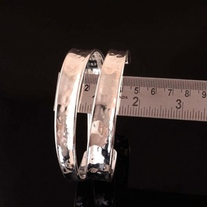 Brazalete de brazo vintage de latón bañado en plata, brazalete de metal martillado, brazalete tribal gitano, joyería para festivales, para venta al por mayor - Product Image 3