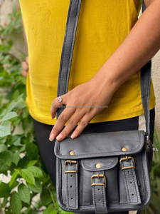 Sac de messager en cuir véritable vintage fait main sacs à bandoulière de couleur noire - Product Image 4