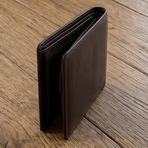 Cartera Regal Three de Cuero Genuino, Cartera Corta Minimalista para Hombre, Cierre Plegable, Hecha a Mano, para Uso Diario, Portamonedas de Cuero Unisex - Product Image 3