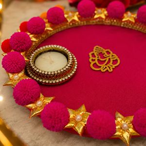 Thali de prière Ganesha Pompom avec Diya en métal, ensemble de thali décoratif religieux festif fait à la main - Product Image 3