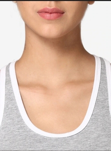 Sujetador deportivo rojo para mujer con espalda cruzada, cuello redondo, ribete en contraste, soporte medio, transpirable, sin costuras, top de fitness y ropa deportiva. - Product Image 5