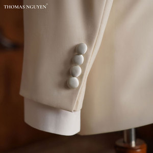 Traje de esmoquin de dos piezas para hombre, a medida, en color blanco plata luna, con chaqueta y pantalón de la colección Lovey Dovey - Product Image 3