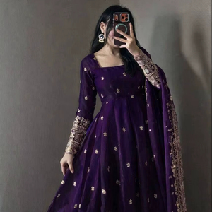 Ensemble de robe Anarkali longue de designer pour femme, entièrement cousu, en soie Fandy, pour mariage, Diwali, soirée, avec détails de broderie riche - Product Image 1
