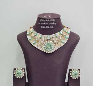 Ensemble de collier choker Kundan de qualité supérieure plaqué or avec pierres en zircon cubique et perles Moti, bijoux de mariage pour femmes - Product Image 2