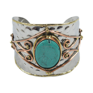 อินเดียผลิตสร้อยข้อมือกุญแจมือทองเหลืองที่เป็นของแข็งเครื่องประดับโลหะที่ทำด้วยมือตกแต่งหลายตกแต่งอุปกรณ์เสริมสร้อยข้อมือ - Product Image 1