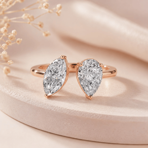 แหวนเพชรเม็ดใหญ่ทรงมาร์คีส์สองเม็ดจาก Toi Et Moi Pear พร้อมเพชรเลี้ยงในห้องปฏิบัติการ |   ทอง 14K |   แหวนหมั้นผู้หญิงสุดหรูสี D ที่ได้รับการรับรองจาก IGI - Product Image 1