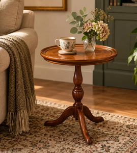 Mesa Auxiliar Redonda de Madera Maciza con Pedestal Decorativo, Mesa Pequeña de Madera para Sala de Estar, Mueble de Acento - Product Image 1
