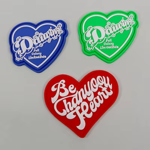 Nouvel Arrivage Écussons en PVC 3D en caoutchouc gaufré, durables et de haute qualité, Écussons logo en caoutchouc souple gaufré 2026 - Product Image 4