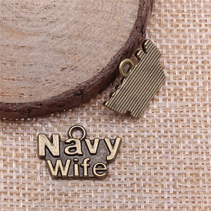 Colgante con letras 'Esposa de la Marina' de 19x13mm, de aleación de zinc en plata envejecida, para recuerdo de esposa militar - Product Image 4