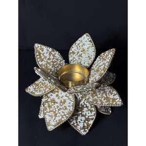 Porte-bougie en métal fait main avec perles en or blanc - Décoration d'intérieur de luxe écologique pour Noël, la Saint-Valentin, Pâques, design floral - Product Image 2