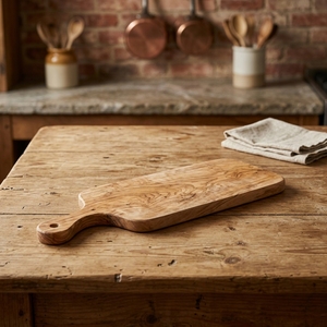 Planche de service en teck à bords naturels, rustique et organique, avec poignée, pour préparation et charcuterie, plateau de cuisine artisanal - Product Image 5
