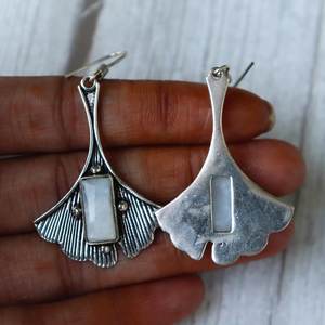 Boucles d'oreilles en pierre de lune bleue, argent sterling 925, pendantes, bijoux faits à la main, cadeau élégant pour femme, design en pierres précieuses naturelles - Product Image 4