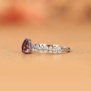 แหวนเพชรทรงรีและทรงกลมสามแถว ประดับเพชรแล็บโกรว์ บนตัวเรือนทองคำแท้ 14K แหวนหมั้นดีไซน์โดดเด่น ทันสมัย สง่างาม - Product Image 2