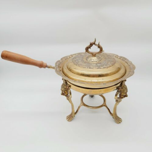 Servidor ovalado de cobre martillado con patas de hierro negro retorcidas. Tradicional pero sofisticado, para bodas en hoteles o para uso doméstico. - Product Image 2