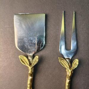 En oferta, un elegante juego de cuchillos para queso de metal que realza cada velada de queso y vino, con un estilo refinado que lo convierte en un impresionante utensilio para servir. - Product Image 4