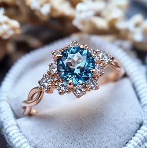 แหวนหมั้นและแหวนสัญญาสำหรับงานฉลองครบรอบ รุ่น Bethany Infinity Moissanite ชุบทอง 14K บนตัวเรือนเงินแท้ - Product Image 2