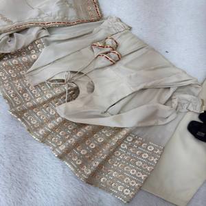 VASTRA COTTAGE Conjunto de Vestido Anarkali de Seda Chinon con Bordado de Lentejuelas, Pantalón de Crepé y Dupatta Bordada, Vestido de Fiesta Elegante - Product Image 3