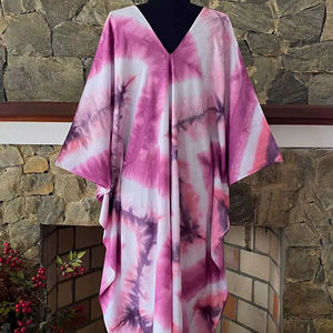 Vestido Caftán de Rayón Morado Shibori Tie Dye Tallas Grandes, Estilo Boho, Arte Vestible, Corte Relajado - Product Image 1