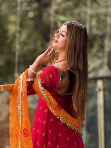 Magnifique robe Anarkali indienne pakistanaise en tissu Georgette, avec des motifs imprimés numériquement, pour les occasions spéciales, les fêtes, les tenues décontractées et traditionnelles pour femmes. - Product Image 4