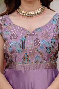 Kurti sur mesure en tissu de soie Vichitra pure, nouvelle conception de qualité supérieure, avec ensemble de dupatta assorti, parfait pour les mariages et les fêtes - Product Image 5