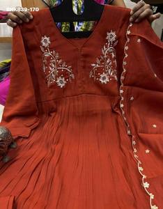 Conjunto indio de alta calidad Mal Chanderi con Zardosi, adornos de cuentas y trabajo manual, Kurti, pantalón y dupatta, proveedor de la India. - Product Image 6