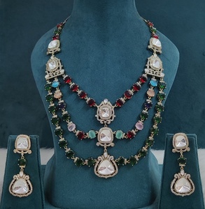 Collier de mariée de qualité supérieure à trois rangs avec de magnifiques boucles d'oreilles, léger et confortable, parfait pour les occasions festives - Product Image 3