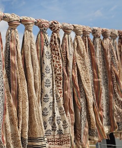 En gros, Foulard, Sarong, Paréo, Châle de plage en coton et soie, fait main, à motif floral imprimé au bloc Bagru, avec bordure en soie - Product Image 2