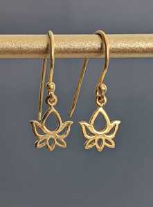 Boucles d'oreilles pendantes en forme de fleur de lotus avec symbole Om doré, bijoux indiens spirituels faits à la main, boucles d'oreilles tendance pour femmes - Product Image 4
