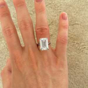 Bague de luxe en diamant taille émeraude 5,01 carats, cultivé en laboratoire, avec or blanc 14 carats, bijou raffiné pour les amoureux, cadeau surprise pour les fêtes - Product Image 2