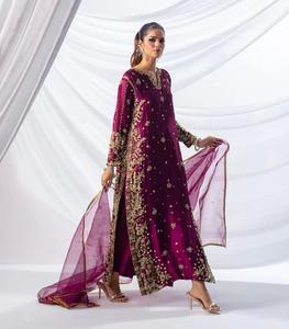 Vestido Anarkali pakistaní premium con textura detallada en lavanda, largo y escultural, con cristales intrincados. - Product Image 4