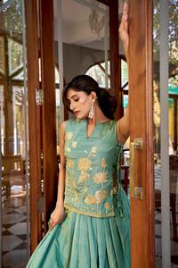 Conjunto Moderno de Lehenga, Blusa y Koti con Silueta Coordinada, Bordado Tradicional con Hilos y un Toque de Brillo Metálico, Lehenga a Precio de Mayoreo - Product Image 5