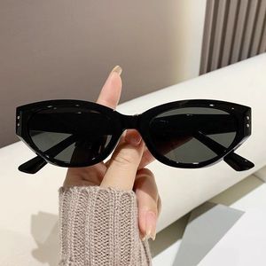 Nouvelle Arrivée Lunettes de Soleil de Luxe pour Femme, Monture Fine Rétro, Style Cat-eye, Logo en U, Protection UV, Tendance Mode - Product Image 3