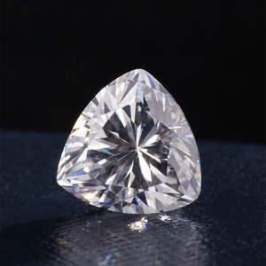 Diamant de laboratoire HPHT CVD personnalisé, certifié IGI, taille Trillion 3 carats D VS1, perçé au laser, pierre non montée - Product Image 1