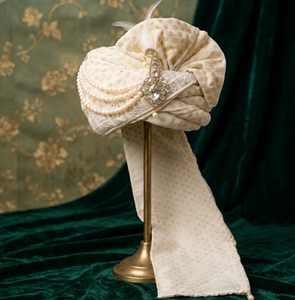 Turbante Indio Pre-Atado Safa para Novio, Color Blanco Dorado, con Broche de Pluma Kalgi, Accesorio Nupcial Premium - Product Image 3