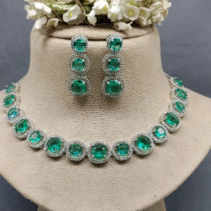 Ensemble de mariée classique Mewar Art avec strass verts, collier et boucles d'oreilles en imitation perle, plaqué argent de luxe - Product Image 1