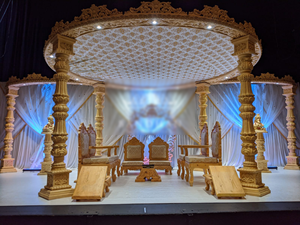 มณฑปงานแต่งงานแบบกูจาราติ อาวนี มณฑปพร้อมมงกุฎ งานแต่งงานแบบฮินดู ลักษณะไม้ ทำจากวัสดุ FRP มณฑปสำหรับพิธีกัลยัน งานแต่งงานแบบอินเดียใต้ ตกแต่งมณฑปสำหรับงานแต่งงานในออสเตรเลีย - Product Image 1