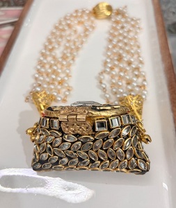 Mini pochette élégante avec travail Kundan et embellissements raffinés, idéale pour les mariages, les fêtes et les occasions élégantes par f s i - Product Image 4