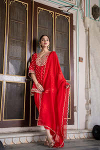 ชุดคุรตะผ้ามัสลินสีแดงทับทิมสำหรับผู้หญิง ดีไซน์เนอร์แวร์ ผ้ามัสลินปักลายโกต้าปาตี พร้อมลายพิมพ์บันเดจ คุรตะพร้อมผ้าโดติและผ้าดูพัตตา - Product Image 2