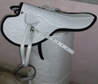 Selles de course de chevaux en cuir et synthétique disponibles