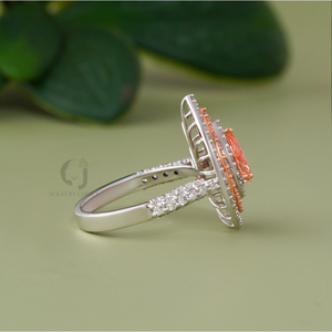 Bague de fiançailles en or massif 14 carats avec diamant rose vif taille poire de 0,68 carat cultivé en laboratoire et triple halo, certifiée IGI - Product Image 3