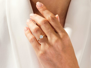 Anillo de compromiso de diamante solitario con halo de corte redondo de 2 quilates y banda oculta de oro, anillo de promesa de diamante, joyería fina para mujer - Product Image 4